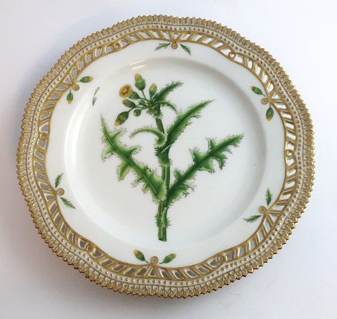 Royal Copenhagen, Flora Danica. Frokost tallerken med gennemskåret bort. Design 
#3554. Diameter 23 cm. (1 sortering). Sonchus asper Will