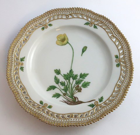 Royal Copenhagen, Flora Danica. Frokost tallerken med gennemskåret bort. Design 
#3554. Diameter 23 cm. (1 sortering). Papaver nudicaule L