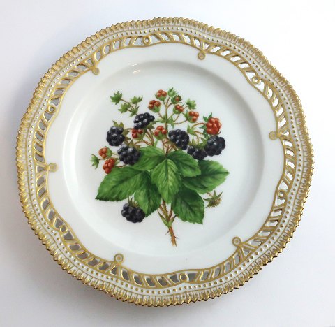 Royal Copenhagen. Fruit plate with open-work border. Blackberry. Diameter 23 cm. 
Model 429/3554. (1 quality)