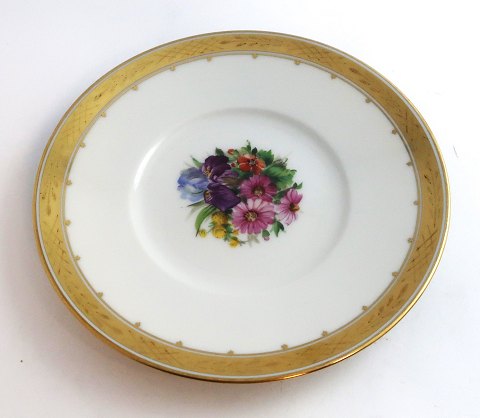 Royal Copenhagen. Dekoration 1153. Kagetallerken med blomster motiv. Model 
10522. Diameter 15,5 cm. (1 sortering)