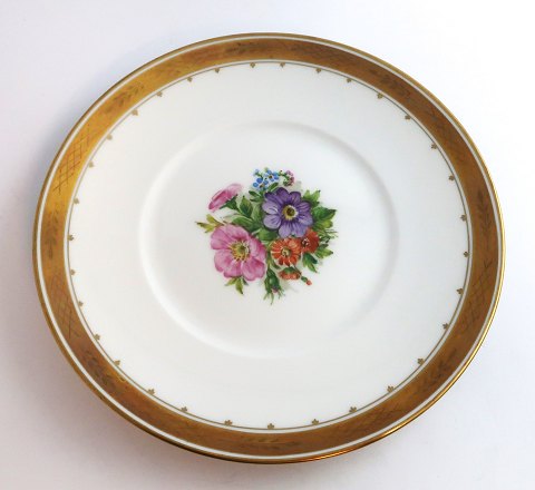 Royal Copenhagen. Dekoration 1153. Kagetallerken med blomster motiv. Model 
10521. Diameter 19,5 cm. (1 sortering)