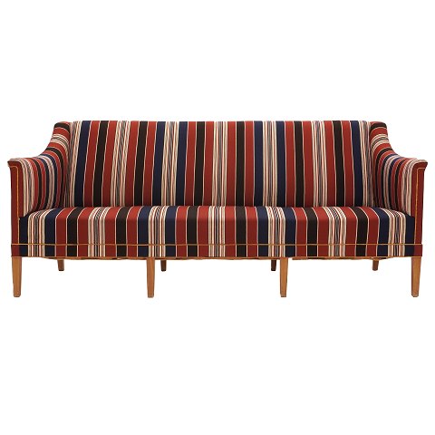 Kaare Klint sofa. Kaare Klint 3personers sofa med 
mahogniben. Betrukket med stribet Savakuld model 
6092. Udført hos Rud. Rasmussen. Design fra 1940. 
L: 200cm