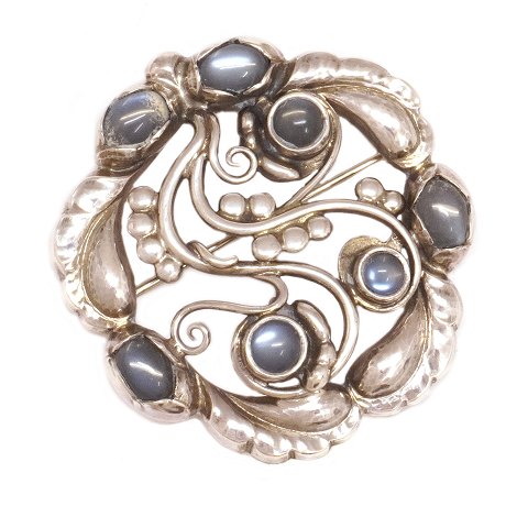 Georg Jensen Moonlight Blossom broche 159 i 
sterlingsølv prydet med blå månesten. D: 4,8cm