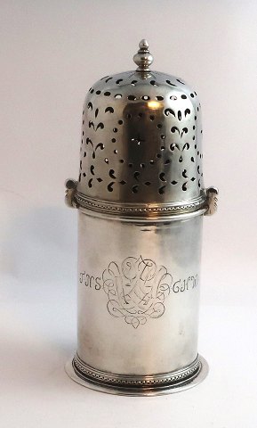 Thomas Hansen Pop, Aalborg (1702-1729). Sugar caster of silver with cylindrical 
body (830). Beautiful mirror monogram. Height 16.5 cm.