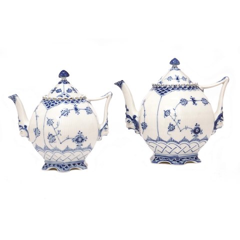 Royal Copenhagen blue fluted full lace tea pots 
1118 & 1119cm. H: 17 & 19cm