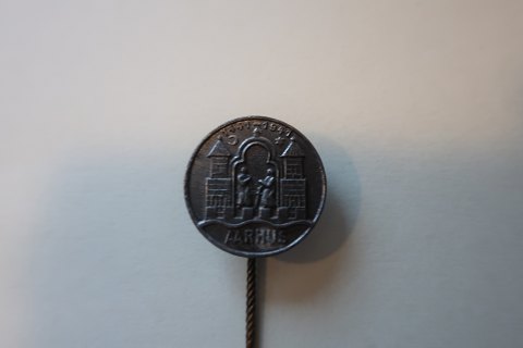 Reversnål
Århus emblem 500 års jubilæum
1441-1941
Flot stand