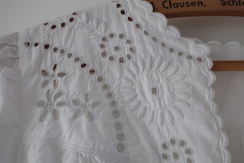 Shift / dress
An antique shift with hand made buttonholes, embroidered hand-made initials and 
other items to make the dress beautiful
The antique, Danish linen and fustian is our speciality