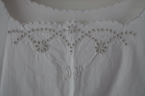 Shift / dress
An antique shift with good details made by hand
The antique, Danish linen and fustian is our speciality