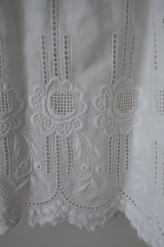 SkirtAn old with good details made by handThe antique, Danish linen and fustian is our speciality