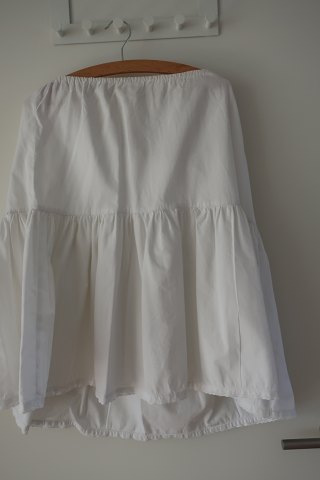 Skirt
An old with good details made by hand
The antique, Danish linen and fustian is our speciality