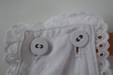 Shift / dress and without sleeves
An antique shift with hand made buttonholes and embroidered hand-made initials
The antique, Danish linen and fustian is our speciality