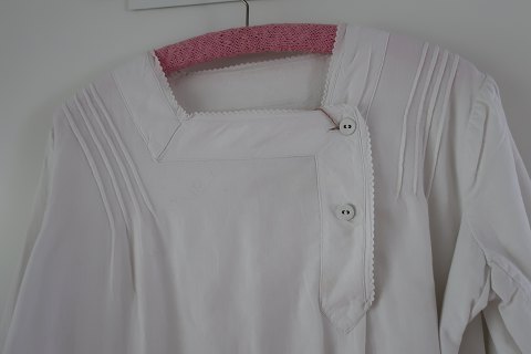 Shift / dress made of flanellette, with long sleeves
An antique shift with an asymetric closing and good details to make the dress 
beautiful
The antique, Danish linen and fustian is our speciality