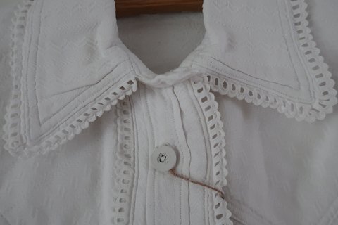 Shift / dress made of flanellette, with long sleeves
An antique shift with an asymetric closing and good details to make the dress 
beautiful
The antique, Danish linen and fustian is our speciality