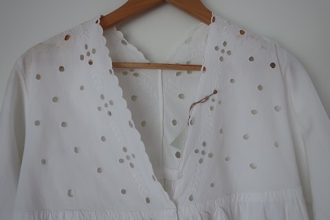 Shift / dress with short sleeves
An antique shift with hand made decorations to make the dress beautiful
The antique, Danish linen and fustian is our speciality