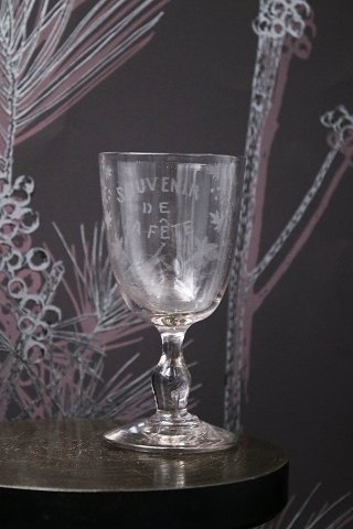 Gammelt Fransk souvenir vinglas med graveret skrift 
og dekorationer. "Souvenir de la feté"