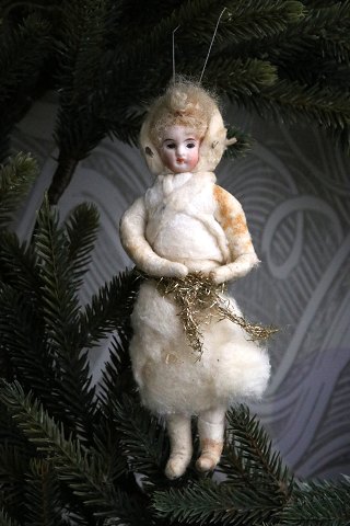 Gammelt juletræspynt fra omkring år 1900 i form af julepige lavet i vat med 
ansigt i porcelæn...