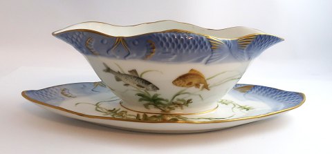 Royal Copenhagen. Fiskestel No.19. Model 3003. Sovseskål. Længde 26 cm. 
Produceret før 1923. (1 sortering)