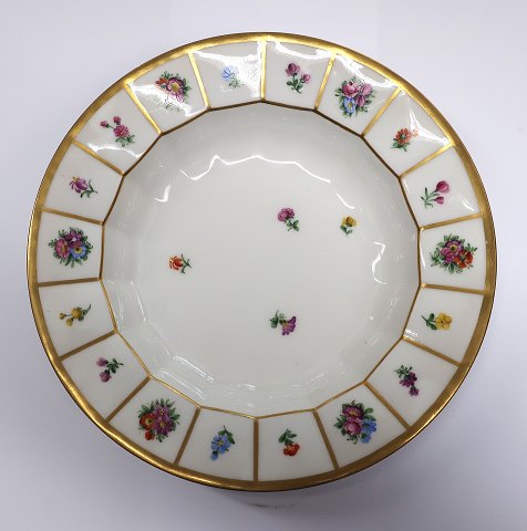 Royal Copenhagen. Henriette. Stor dyb tallerken. Model 444-8546. Diameter 25,5 
cm. (1 sortering).