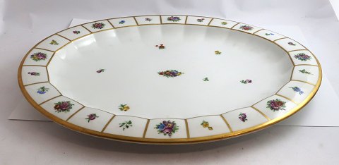 Royal Copenhagen. Henriette. Stort ovalt serveringsfad. Model 444-8540. Længde 
41,5 cm. Bredde 34 cm. (1 sortering).