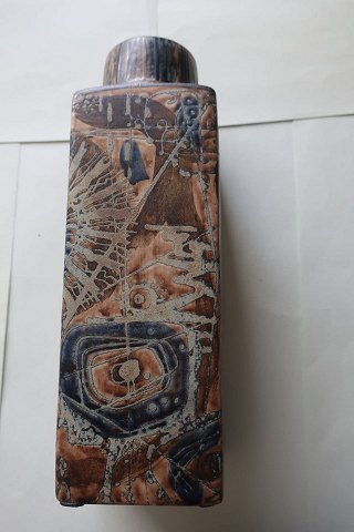 Royal Copenhagen (RC) vase
Design: Nils Thorsen
Baca
1. grade
NR.: 870/2455
Square
H: 19,5cm
B: 6cm
In a good condition