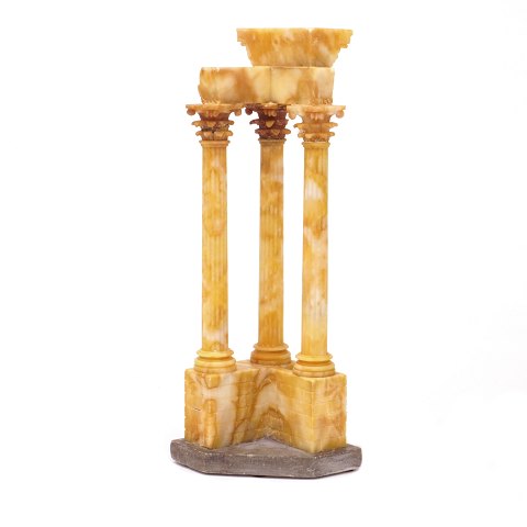 Grand Tour souvenir i form af Vespians tempel, 
Rom, udført i alabast eller marmor. H: 32cm