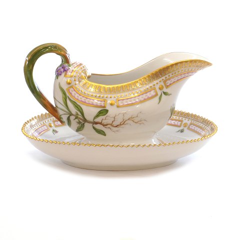 Flora Danica sauce boat #3556. Nice condition. 
Year 1974-78.
"Antirrhinum Orontium L.". H: 14,5cm. L: 23cm