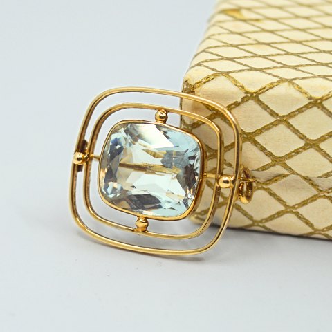 Hans Hansen; A brooch of 14k gold set with an aquamarin