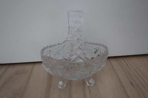 Gammel skål af krystalglas
Med 4 fødder samt hank
L: 13cm
H: 15cm
Smukt mønster i glasset
