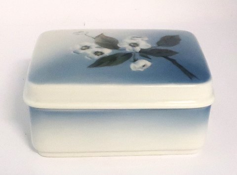 Royal Copenhagen. Porcelæns bonbonniere med blomster motiv. Model 4437. Længde 
11,5 cm. Bredde 9,5 cm. Højde 5,5 cm. (1 sortering)