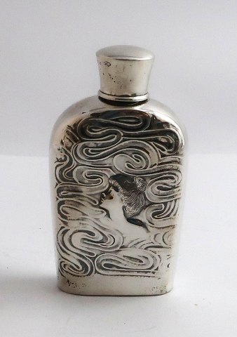 Lommelærke med dameportræt i sterling sølv (925). Højde 9,5 cm.