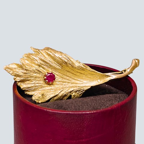Bernhard Hertz; Brooch in 14k gold set with a ruby