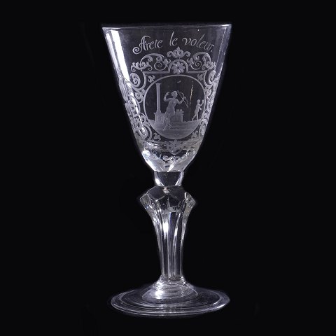 Glaspokal mit der Gravur "Alete le Voleur". H: 
20,5cm