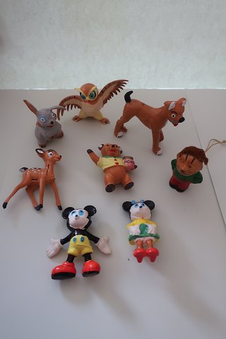 For samlere:
Samling af Disney figurer af plastik, - en del med logo stemplet
Bl.a. stemplet: Bambi, Stampe, Mickey Mouse, Mini Mouse, Hund fra Lady & 
Vagabonden
Bl.a. utydeligt stempel: Peter Plys med Honningkrukke
Uden stempel:Mekki/Igle