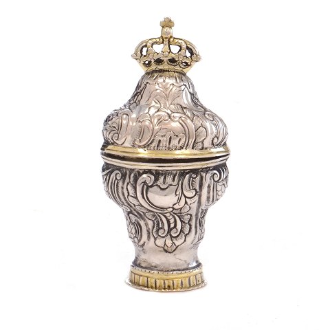 Hovedvandsæg i delvist forgyldt sølv af C. C. 
Holm, Nykøbing Falster, 1815-53. H: 7,9cm