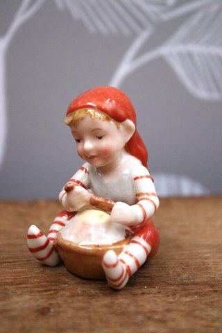 Royal Copenhagen Pixie nisse i porcelæn , nr.178.Nisse dreng med grød.