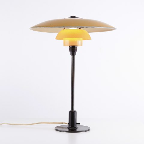 Lampe de table Poul Henningsen modèle PH 3,5/2,5 avec abat-jour supérieur en métal peint en jaune et structure en laiton bruni, Louis Poulsen années 1930