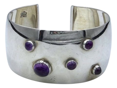 N.E. From sølvBred armring med lilla ametyster fra ca. 1950-1960