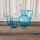 Søblå vandkande med 2 vandglas fra Fyens glasværk