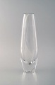 Sven Palmqvist for Orrefors. Vase i klart kunstglas, indgraveret med abstrakt 
motiv.
