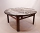 Stort rundt sofabord med stenplade og stel af palisander, dansk design fra 
1960erne.
5000m2 udstilling.