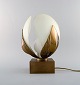 Chrystiane Charles for La maison Charles. Fransk designerbordlampe i bronze 
udformet som lotusblade. 1960/70