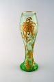 Montjoye, Frankrig. Stor art nouveau vase i mundblæst kunstglas. Dekoreret med 
blomster i emaljearbejde, forgyldt. Vase af høj kvalitet. Dateret 1880-1900.