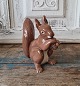B&G Figur - egern med nød no. 2474