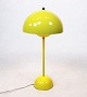 Flowerpot bordlampe, VP3, i gul designet af Verner Panton i 1968 og fremstillet 
af &tradition.
5000m2 udstilling.