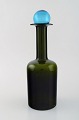 Otto Brauer for Holmegaard. Stor vase/flaske i grønt kunstglas med blå kugle. 
1960