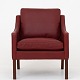 Børge Mogensen / Fredericia Furniture
BM 2207 - Nybetrukket lænestol i Elegance-læder (farve: Indian Red) med ben i 
teak.
Leveringstid: 6-8 uger
Ny-restaureret
