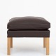 Børge Mogensen / Fredericia Furniture
BM 2202 - Reupholstered foot stool in brown Prestige Coffee leather with legs 
of oak.
Availability: 6-8 weeks
Renovated
