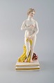 Antik Meissen figur i håndmalet porcelæn. Nøgen kvinde og udyr. Sent 
1800-tallet. 
