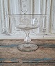 Smuk stor 1800 tals svensk glasopsats dekoreret med drueklaser i hvid 
emaljebemaling