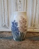 B&G vase smukt dekoreret med hyacinter no. 8562/2 24,5 cm.